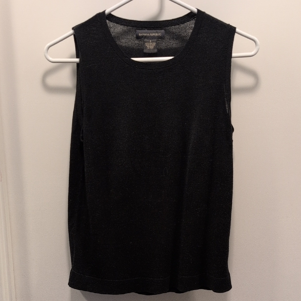 *3/$20 Closet Clearout* EUC s.S Banana Republic Black Sleeveless Top